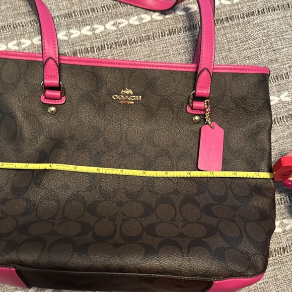 Medium Coach Shoulder Bag. - Picture 5 of 7